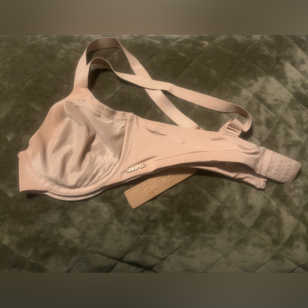 NWT skims no show molded unlined Demi bra clay